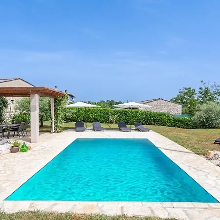 Cozy And Charming In Villa