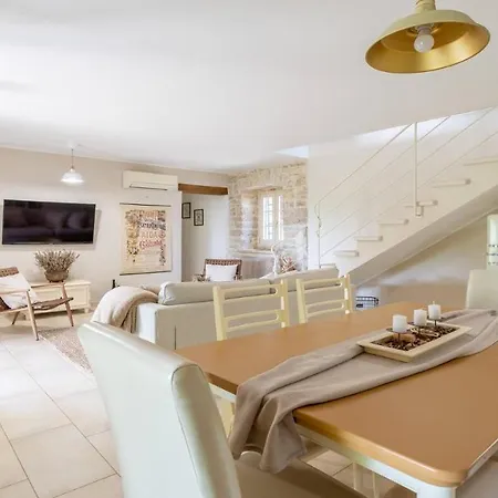 Cozy And Charming In Vila Tinjan